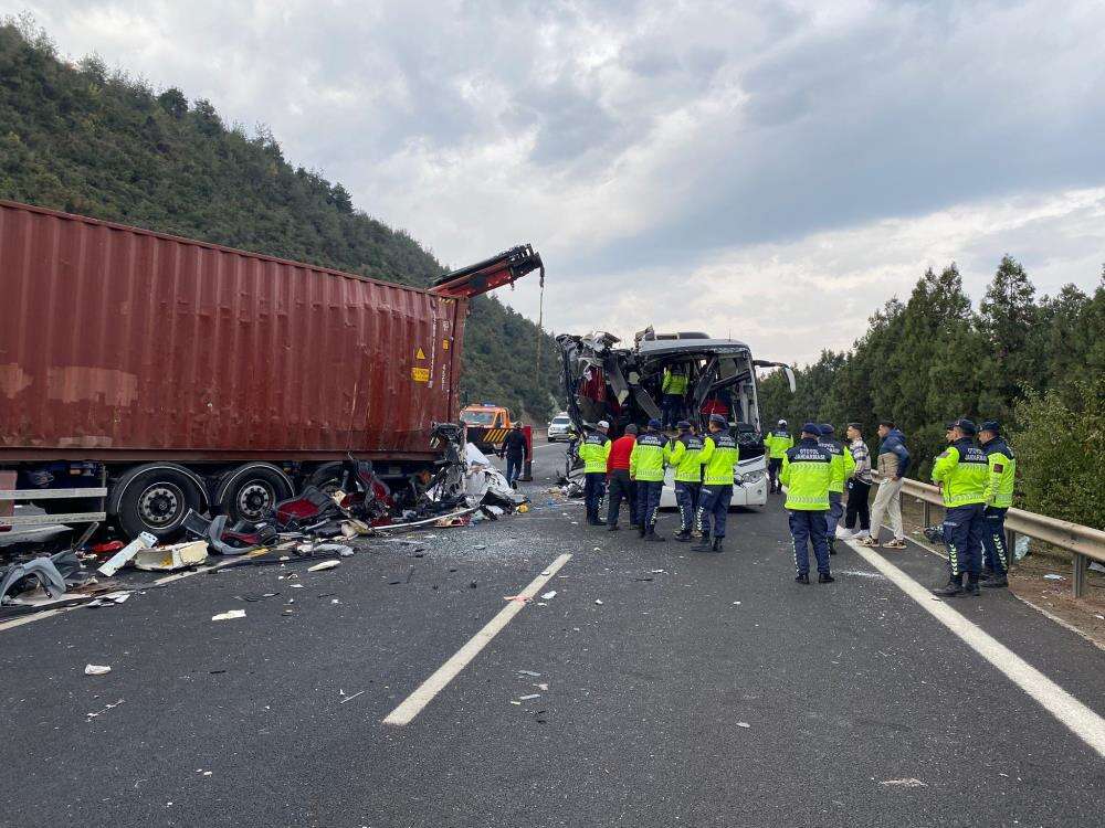 7 kişinin öldüğü otobüs kazasının nedenini yaralı kurtulan yolcu açıkladı 12
